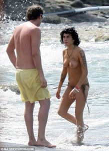 Amy Winehouse Goes Topless!